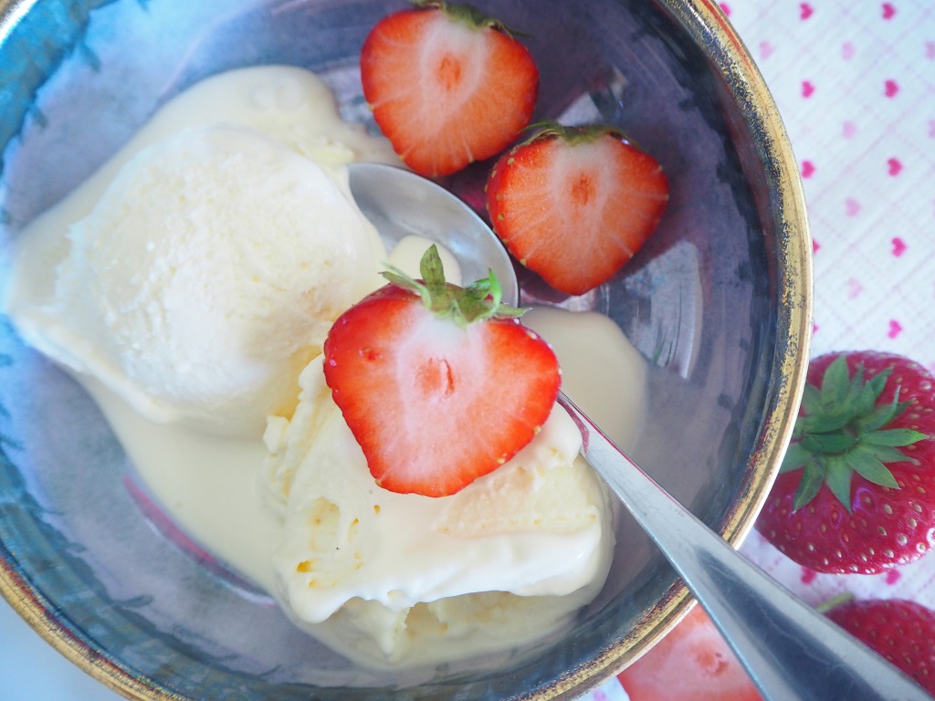 Hjemmelaget iskrem med smak av ostekake - Tove Holter