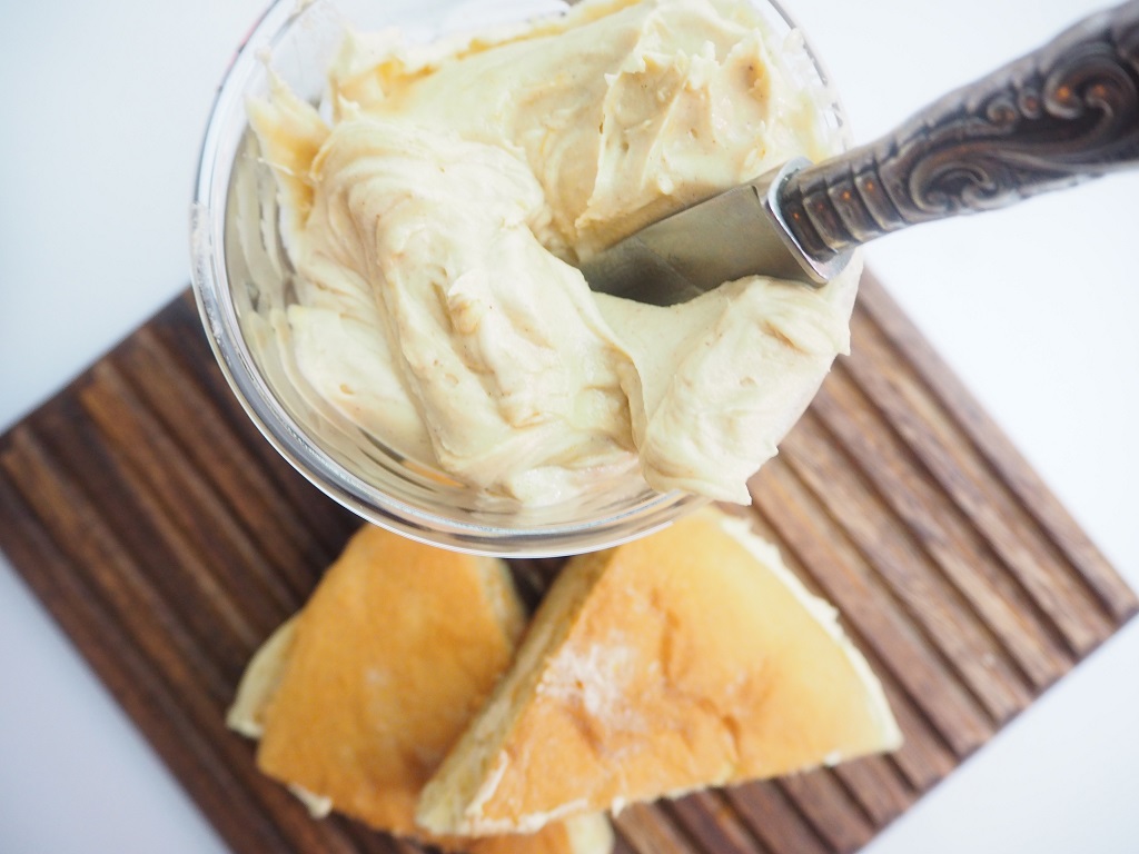 Kanelsmørkrem til tykklefse - Tove Holter