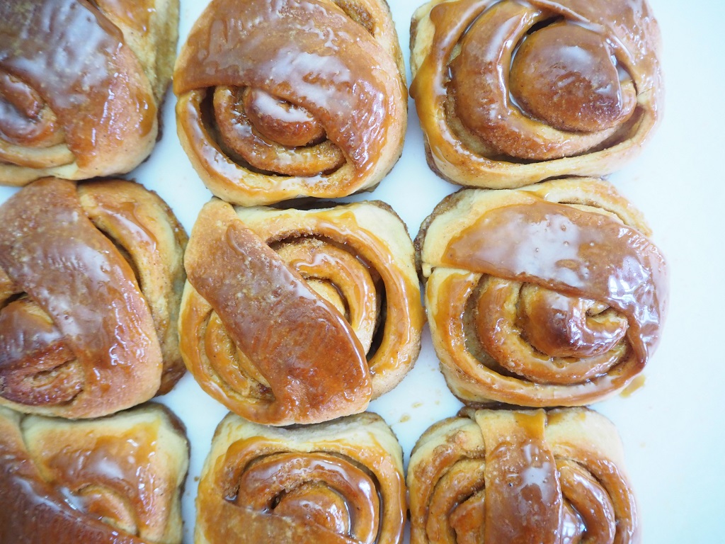 Kanelsnurr - luftige kanelsnurrer med karamell - Tove Holter