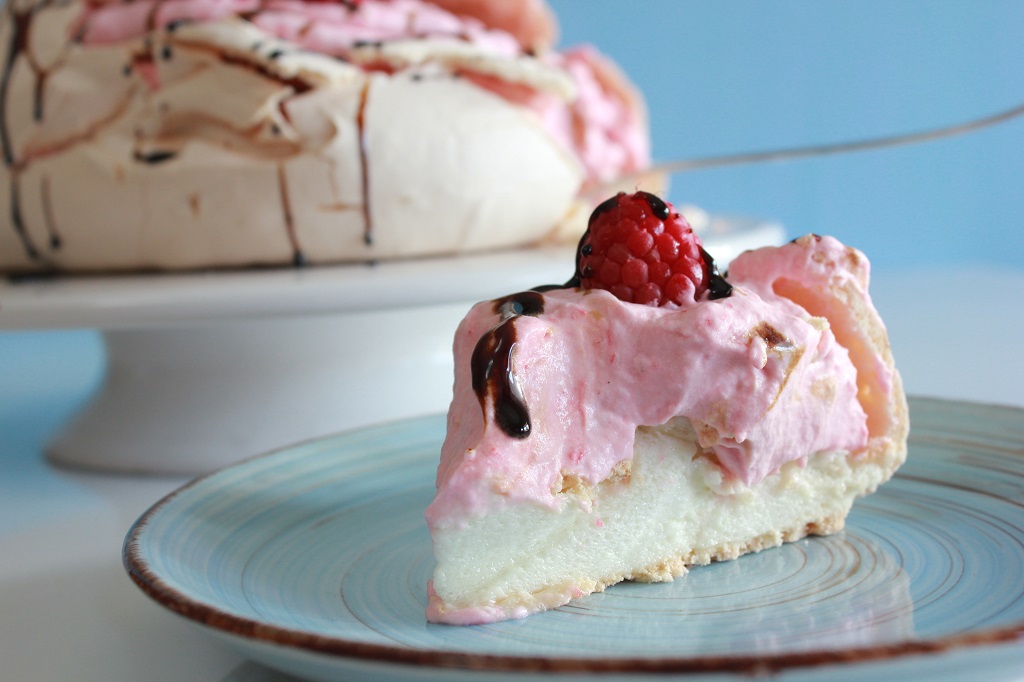 Pavlova-med-bringebærkrem-og-lakris