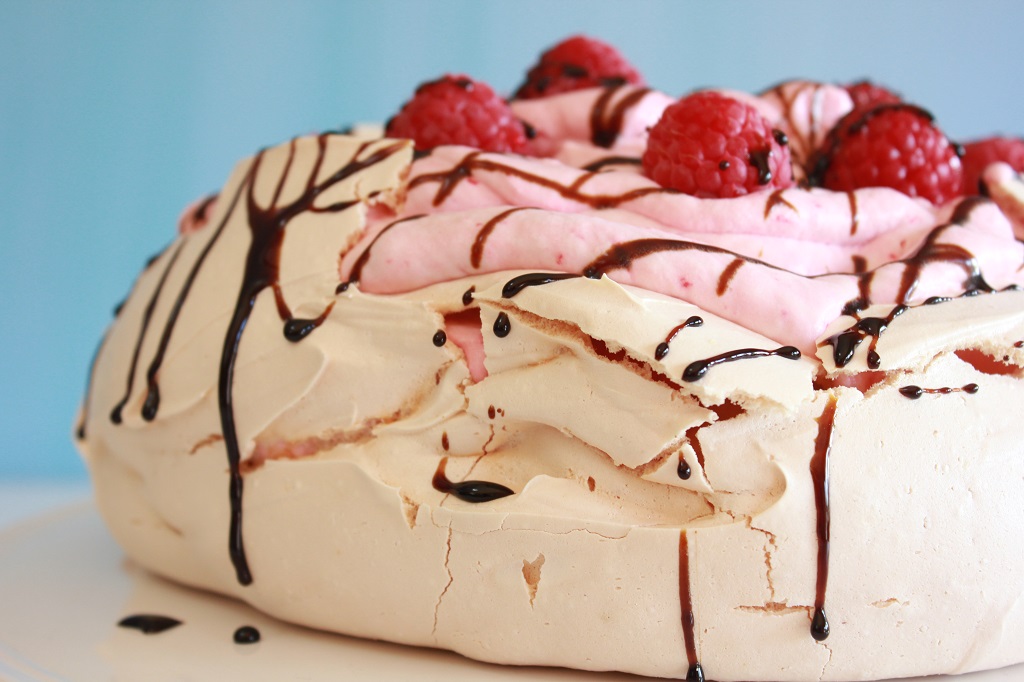 Pavlova-med-bringebærkrem-og-lakris