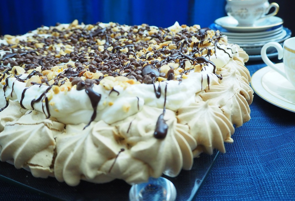 Pavlova langpanne med krem, sjokolade og nøtter - Tove Holter