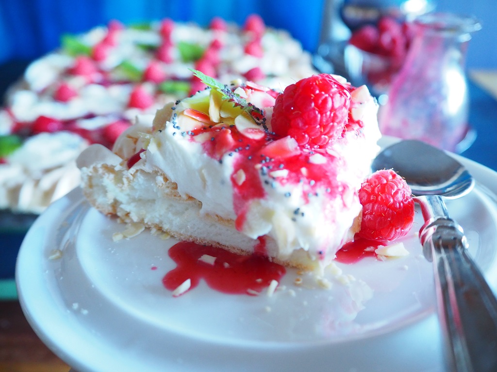 Pavlova med sitronkrem, bringebær, mandler og valmuefrø - Tove Holter
