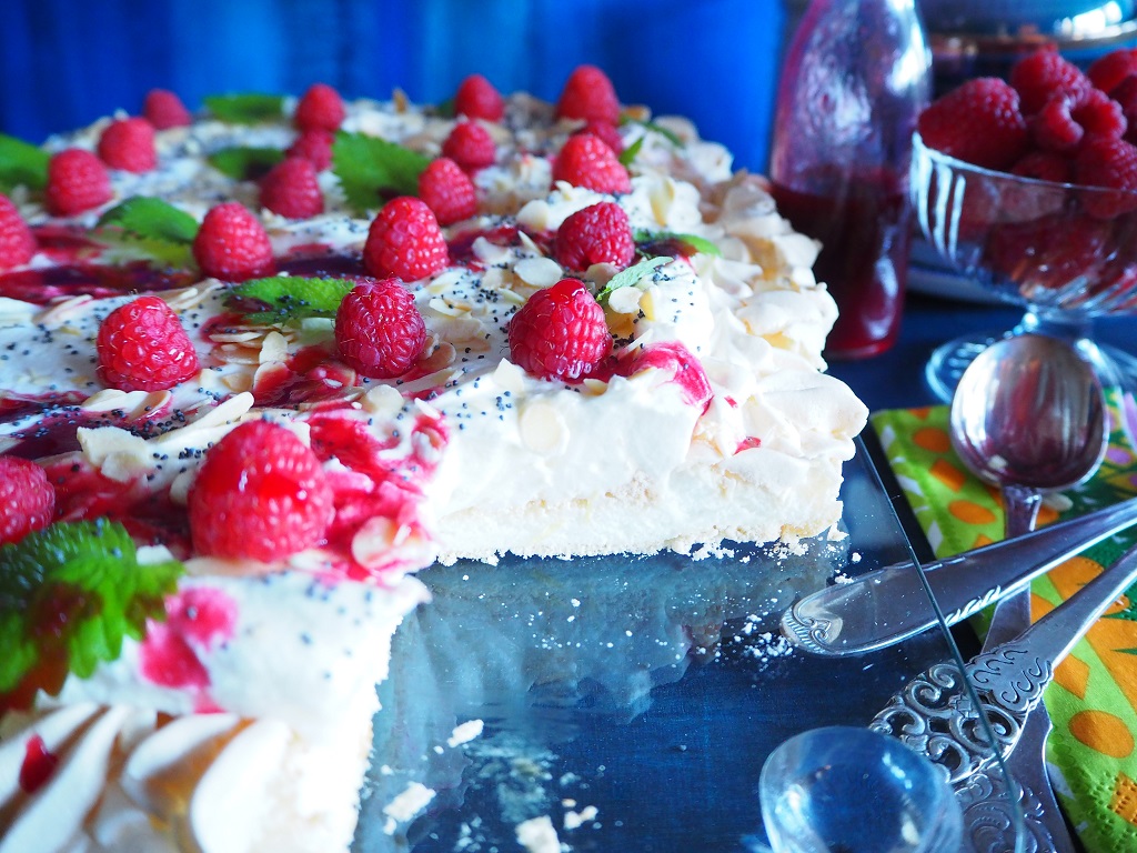 Pavlova med sitronkrem, bringebær, mandler og valmuefrø - Tove Holter