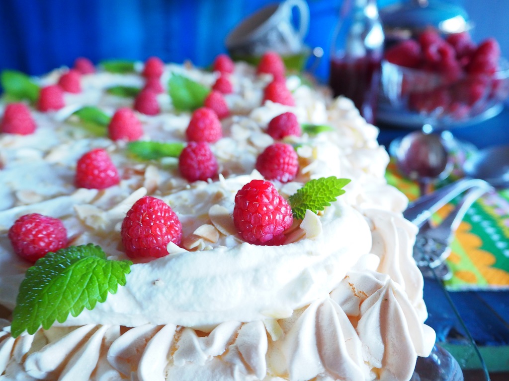 Pavlova med sitronkrem, bringebær, mandler og valmuefrø - Tove Holter