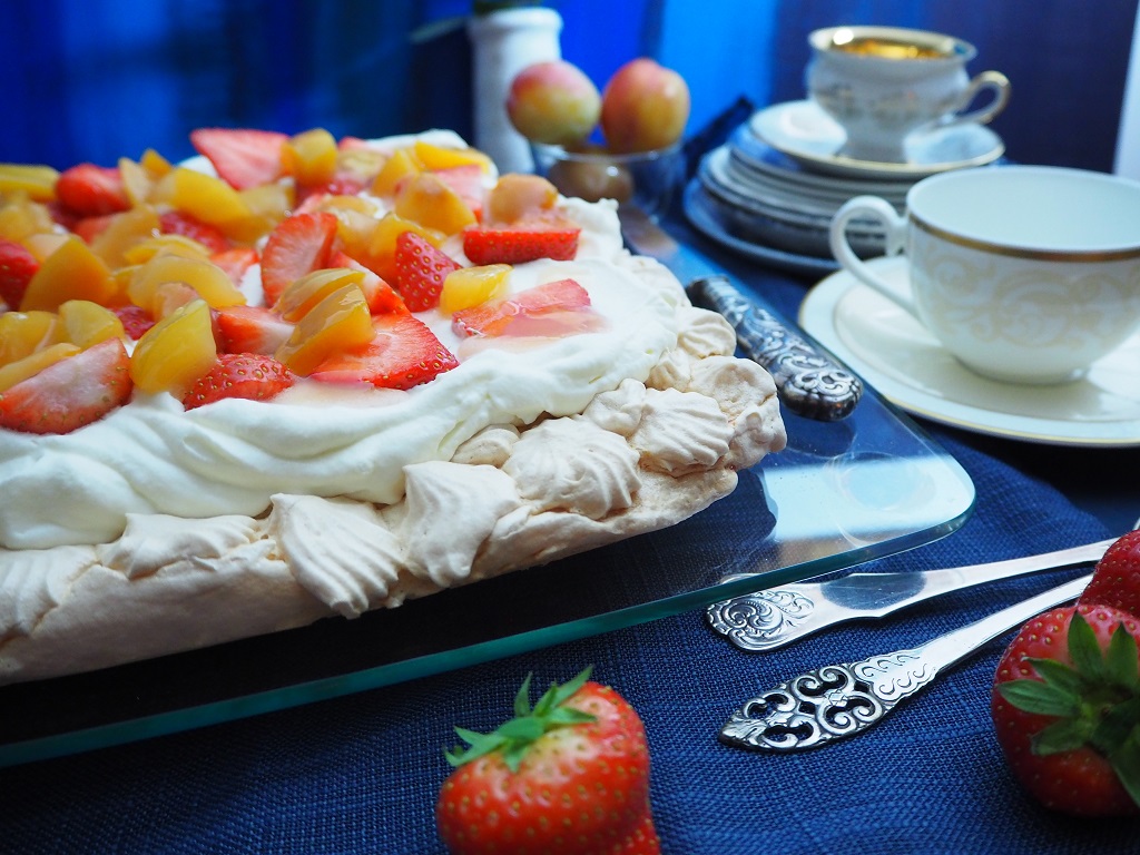 Pavlova med vaniljekrem, lime, plomme og jordbær