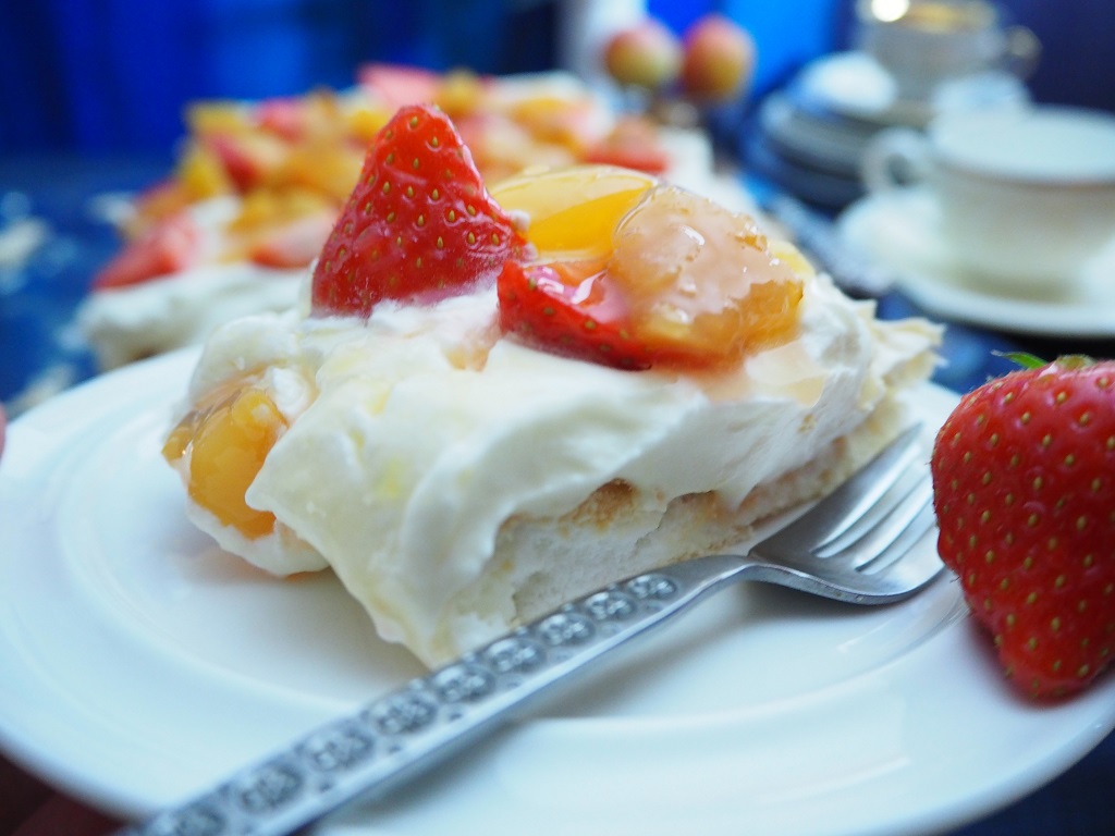 Pavlova med vaniljekrem, lime, plomme og jordbær