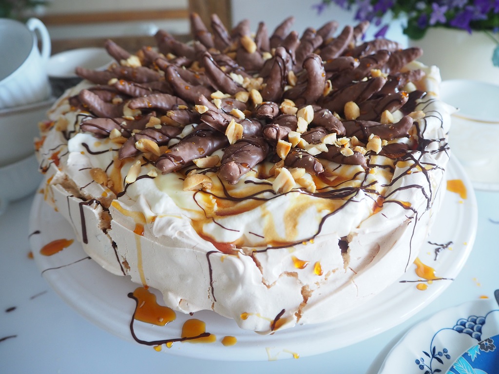 Smashing sjokoladepavlova med peanøtter, karamell og krem