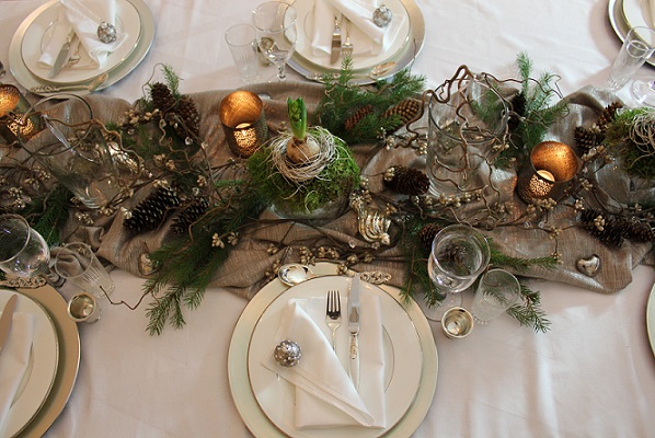 Julepyntet-bord-med-tørkede-kongler-inspirert-av-idefull-og-tove-holter